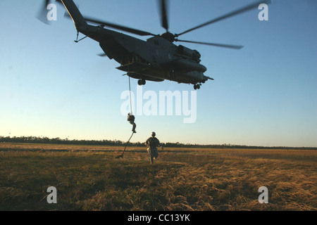 Les bérets verts pratiquent le « roping rapide » à partir de la queue d'un hélicoptère Pave Low MH-53 de la Force aérienne, le 23 octobre, à Hurlburt Field, en Floride, en préparation à l'exercice Emerald Warrior. ( Banque D'Images