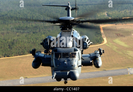 Des hélicoptères de la Force aérienne MH-53 Pave Low semblables à celui-ci aident à transporter des personnes du Liban à Chypre. Des hélicoptères à longue portée du 352e Groupe des opérations spéciales de la Royal Air Force Mildenhall, en Angleterre, sont en service à partir d'Akrotiri, à Chypre. Banque D'Images