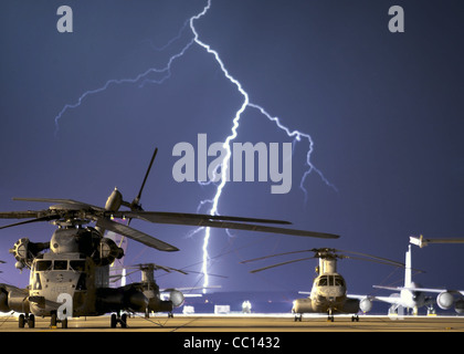 BASE AÉRIENNE D'EDWARDS, Californie -- la foudre frappe à l'horizon derrière la ligne aérienne ici pendant un orage septembre 3. Pendant la tempête, l'électricité a été interrompue dans certaines zones de la base pendant quelques minutes. Banque D'Images