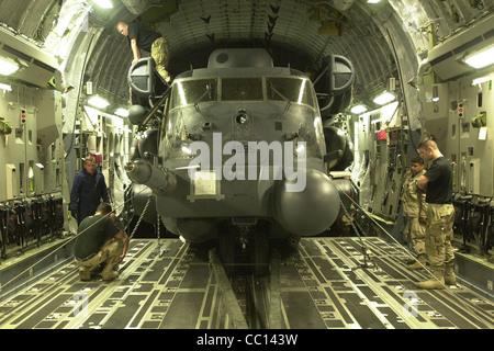 OPÉRATION ENDURING FREEDON (AFIE) ñ des aviateurs de la 16e Escadre des opérations spéciales à Hurlburt Field, en Floride, déchargent un hélicoptère MH-53J Pave Low III d'un C-17A Globemaster III dans un emplacement de l'opération Enduring Freedom. Le C-17 peut transporter presque tous les types d'équipement transportable par air de la Force aérienne et de l'Armée de terre. Banque D'Images