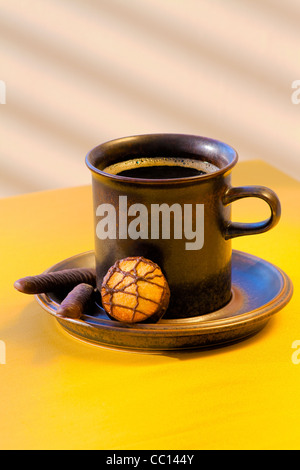 Tasse à café et soucoupe avec poignée à droite et biscuits Banque D'Images