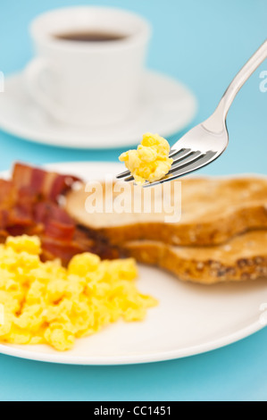 Le petit déjeuner américain, du bacon et des œufs brouillés, Close up shoot Banque D'Images