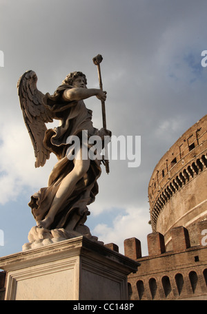 Statue de l'Ange avec l'éponge sur le pont extérieur de Castel Sant Angelo à Rome Banque D'Images