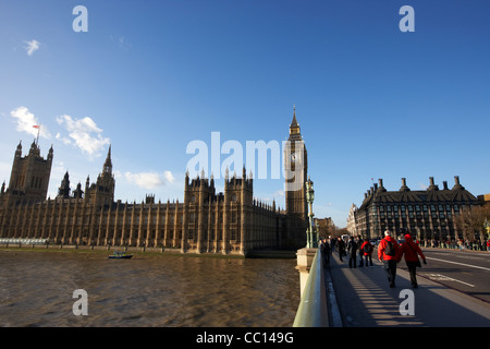 La marche sur le pont de Westminster vers le palais de Westminster abrite des édifices du Parlement London England UK Banque D'Images