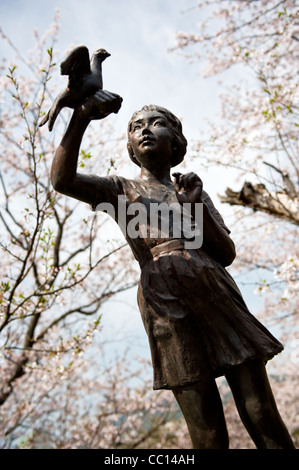 Une statue commémore le bombardement atomique de Nagasaki le 9 août 1945 dans le parc de la paix, Kyushu, au Japon, en Asie Banque D'Images