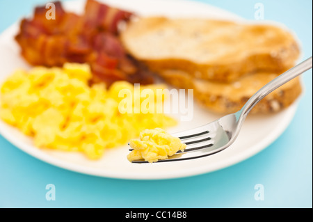 Le petit déjeuner américain, du bacon et des œufs brouillés, Close up shoot Banque D'Images