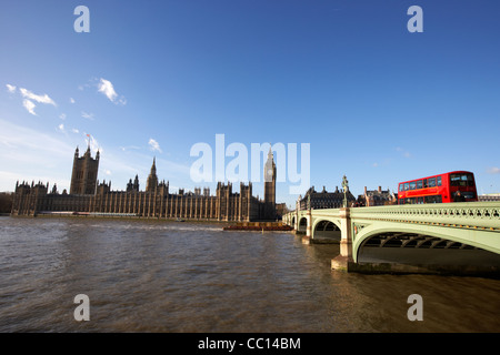 Tamise et du bus qui va sur le pont de Westminster au palais de Westminster palais de Westminster Londres Angleterre bâtiments Banque D'Images