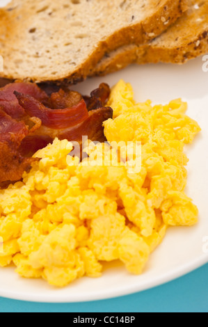 Le petit déjeuner américain, du bacon et des œufs brouillés, Close up shoot Banque D'Images