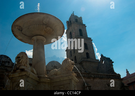 Fontaine du Lion (au premier plan) et Convento San Francisco de Asis à Plaza de San Francisco, vieille ville de La Havane, Cuba. Banque D'Images