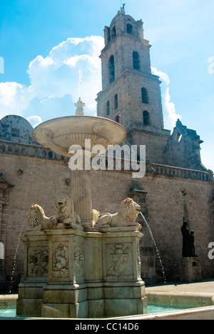 Fontaine du Lion (au premier plan) et Convento San Francisco de Asis à Plaza de San Francisco, vieille ville de La Havane, Cuba. Banque D'Images