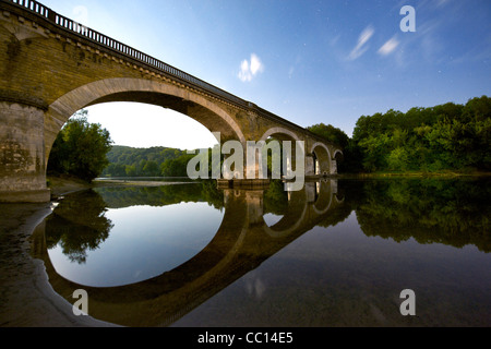 La nuit, clair de vue sur un vieux pont sur la rivière Dordogne à proximité de Sarlat en Dordogne, région du sud-ouest de la France. Banque D'Images