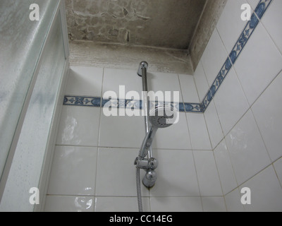 Salle de bains Salle de douche avec peinture écaillée au plafond Banque D'Images