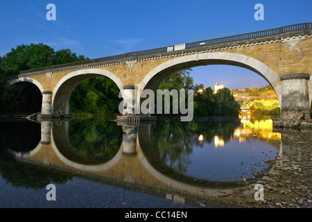 La nuit, clair de vue sur un vieux pont sur la rivière Dordogne à proximité de Sarlat en Dordogne, région du sud-ouest de la France. Banque D'Images