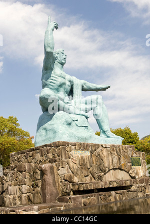 La Statue de la Paix commémore le bombardement atomique de Nagasaki le 9 août 1945 dans le parc de la paix, Kyushu, au Japon, en Asie Banque D'Images