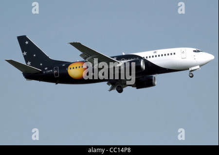 Titan Airways Boeing 737-300 (G-ZAPM) Terres à l'aéroport Heathrow de Londres, Angleterre. Banque D'Images