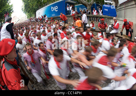 La foule s'exécutant dans l'encierro) pendant le festival de San Fermin (aka la course de taureaux à Pampelune, Espagne). Banque D'Images