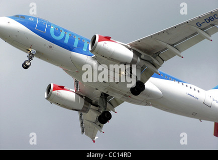 L'aile d'un Airbus A319-100 de l'IMC (G-DBCA) à l'atterrissage à l'aéroport Heathrow de Londres, Angleterre Banque D'Images