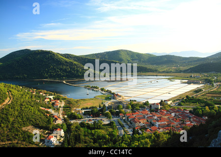 Ville de Ston, connue pour la production de sel, salines dans l'arrière-plan, péninsule de Peljesac, Croatie Banque D'Images