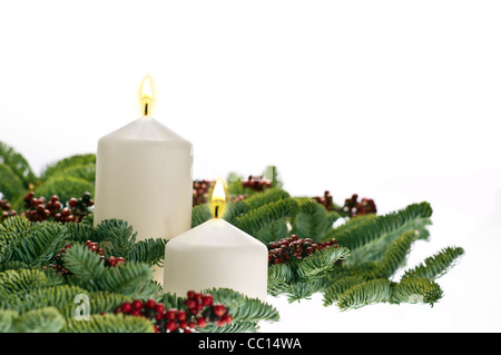 Deux bougies de l'avent avec des branches d'arbre de Noël Banque D'Images