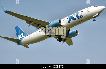 XL Airways Boeing 737-800 (G-OXLC) décollant de l'aéroport de London Gatwick, Banque D'Images