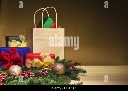 Des cadeaux de Noël décoré avec de vraies branches de sapin Banque D'Images