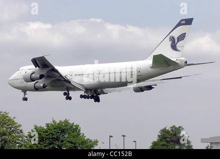 Boeing 747-100 d'Iran Air (EP-IAM) l'atterrissage à l'aéroport Heathrow de Londres. Banque D'Images