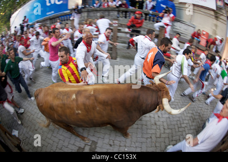 La foule courir avec les taureaux pendant le festival annuel de San Fermin (aka la course de taureaux à Pampelune, Espagne). Banque D'Images