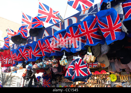 Drapeau Union jack hats sur décrochage souvenirs London England uk united kingdom Banque D'Images