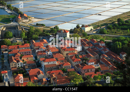 Ville de Ston, connue pour la production de sel, salines dans l'arrière-plan, péninsule de Peljesac, Croatie Banque D'Images