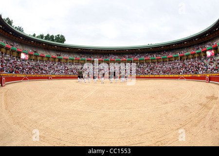 Une bande de divertir les foules dans les arènes pendant le festival de San Fermin (aka la course de taureaux à Pampelune, Espagne). Banque D'Images