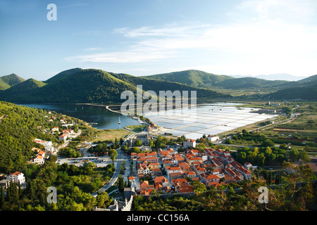 Ville de Ston, connue pour la production de sel, salines dans l'arrière-plan, péninsule de Peljesac, Croatie Banque D'Images