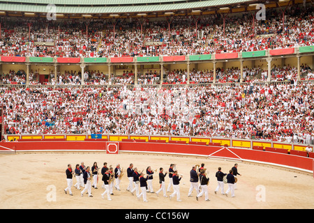 Une bande de divertir les foules dans les arènes pendant le festival de San Fermin (aka la course de taureaux à Pampelune, Espagne). Banque D'Images