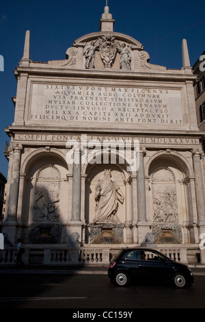 Fontana dell Acqua Felice Fontaine avec Fiat 500, Rome, Italie Banque D'Images