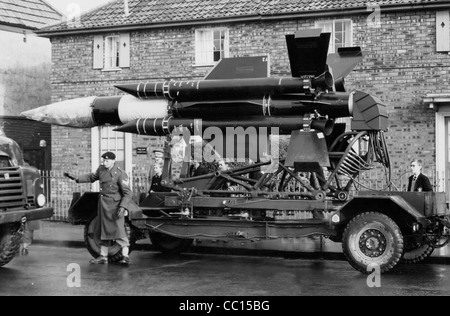 English Electric Thunderbird un missile sol-air stationné à Filton, Bristol, Angleterre, à la suite d'une panne de véhicule de remorquage. Banque D'Images