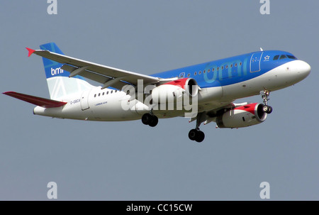 Bmi Airbus A319-100 (G-DBCA) l'atterrissage à l'aéroport de Londres (Heathrow), l'Angleterre. Banque D'Images