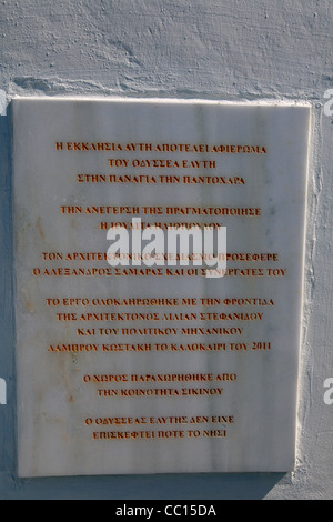 Grèce îles Cyclades sikinos la plaque d'inauguration à l'extérieur de l'église de la panaghia pantochara Banque D'Images