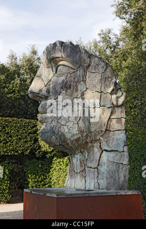 Visage/tête sculpture en bronze (1998) par l'artiste polonais Igor Mitoraj (b. 1944) dans le jardin de Boboli / Giardano di Boboli Banque D'Images