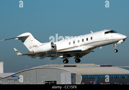 Bombardier Challenger 300 (avec inscription Luxembourg LX-PMA) décolle de l'aéroport de Londres Luton, Banque D'Images