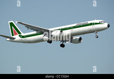 Alitalia Airbus A321-100 (I-BIXK) l'atterrissage à l'aéroport Heathrow de Londres. Banque D'Images