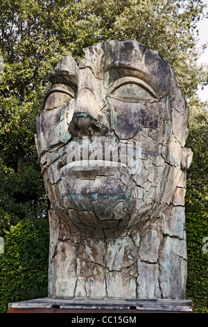 Visage/tête sculpture en bronze (1998) par l'artiste polonais Igor Mitoraj (b. 1944) dans le jardin de Boboli / Giardano di Boboli Banque D'Images