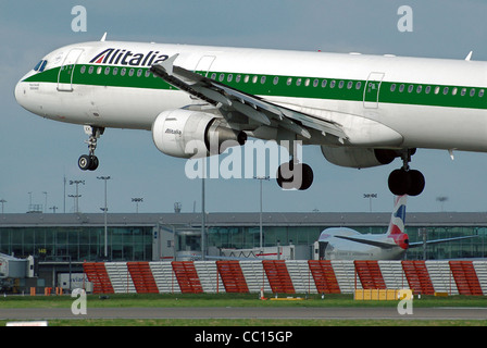 Alitalia Airbus A321-100 (Italien inscription JE-BIXK) à l'atterrissage à l'aéroport Heathrow de Londres, Angleterre Banque D'Images