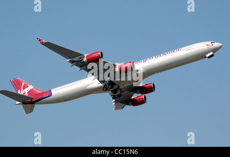 Virgin Atlantic Airways Airbus A340-600 G-VYOU) décollant de l'aéroport London Heathrow. Banque D'Images