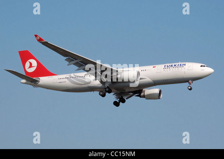 Turkish Airlines Airbus A330-200 (TC-JND) l'atterrissage à l'aéroport Heathrow de Londres. Banque D'Images