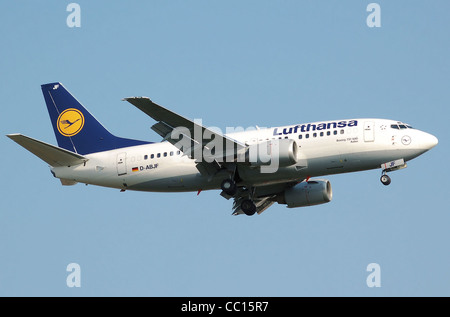 Lufthansa Boeing 737-500 pouvant accueillir (D-ABJF - 'Aalen') les terres à l'aéroport Heathrow de Londres. Banque D'Images