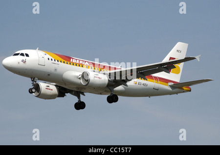 Airbus A319-100 d'Iberia (ce-KEV) l'atterrissage à l'aéroport Heathrow de Londres. Banque D'Images