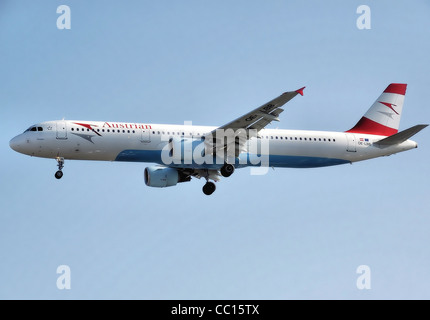 Austrian Airlines Airbus A321-100 (OE-LBB) l'atterrissage à l'aéroport Heathrow de Londres. Banque D'Images