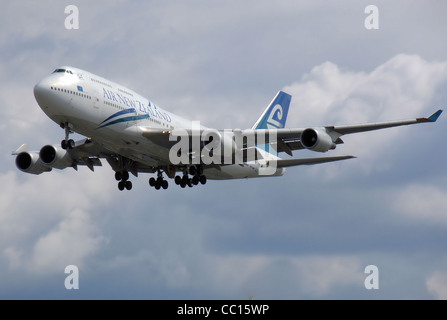 Air New Zealand Boeing 747-400 (ZK-SUJ) Terres à l'aéroport Heathrow de Londres. Banque D'Images