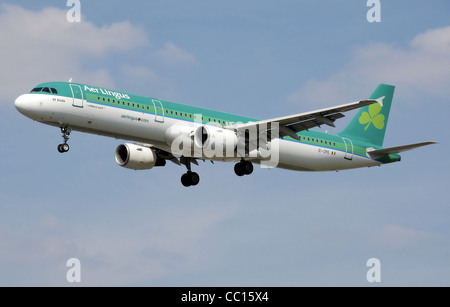 Aer Lingus Airbus A321-200 (AE-ECP) l'atterrissage à l'aéroport Heathrow de Londres. Banque D'Images