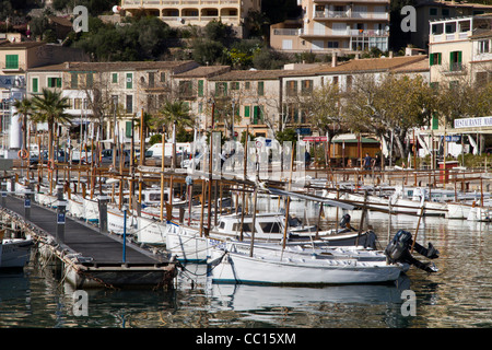 Typique des bateaux amarrés dans le port de Puerto de Soller, Serra de Tramuntana Majorque Majorque Espagne baléares Banque D'Images