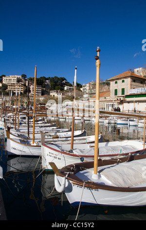 Typique des bateaux amarrés dans le port de Puerto de Soller, Serra de Tramuntana Majorque Majorque Espagne baléares Banque D'Images